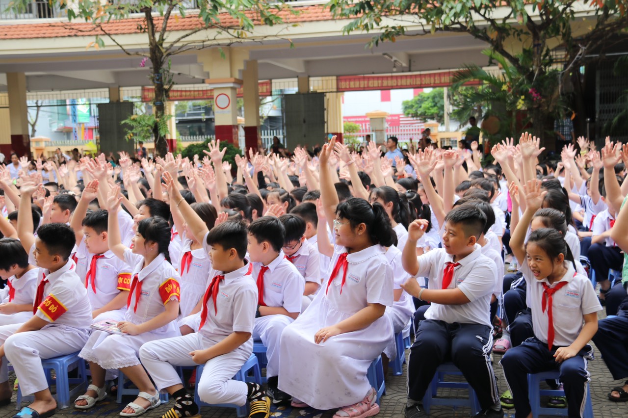 CHUYÊN ĐỀ LAY ĐỘNG LÒNG CON TRẺ: CÔNG CHA - NGHĨA MẸ - ƠN THẦY